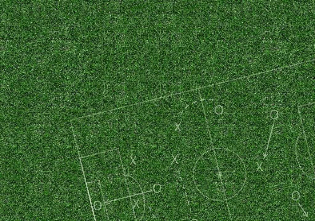 Taktiktafel mit Spielzügen auf Rasen-Hintergrund